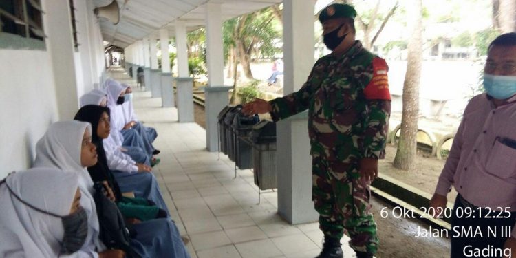 Awasi Penerapan Protokol Kesehatan Kepada Anak SMA Oleh Personel Jajaran Kodim 0208/Asahan Awasi Penerapan Protokol Kesehatan Kepada Anak SMA Oleh Personel Jajaran Kodim 0208/Asahan