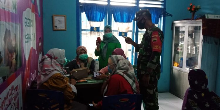 Jajaran Kodim 0208/Asahan Berkoordinasi Dengan Petugas Puskesmas Agar Himbau Masyarakat Dalam Mengikuti Protokol Kesehatan Jajaran Kodim 0208/Asahan Berkoordinasi Dengan Petugas Puskesmas Agar Himbau Masyarakat Dalam Mengikuti Protokol Kesehatan