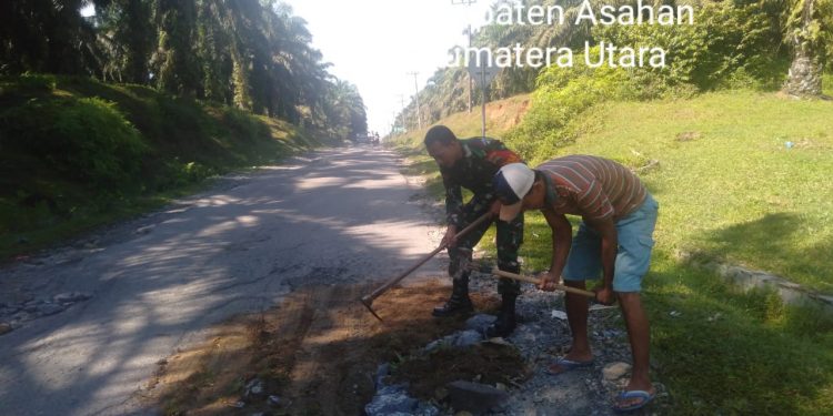 Personel Jajaran Kodim 0208/Asahan Perbaiki Jalan Bersama Masyarakat Warga Binaan Personel Jajaran Kodim 0208/Asahan Perbaiki Jalan Bersama Masyarakat Warga Binaan