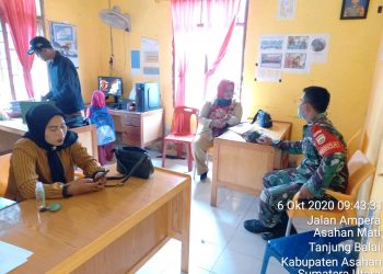 Kodim 0208/Asahan Melalui Babinsa Koramil 08/Pulau Buaya Bersama Aparat Desa Lakukan Komunikasi Sosial