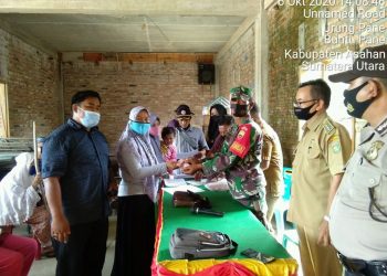 Personel Jajaran Kodim 0208/Asahan Dampingi Pembagian Bantuan Langsung Tunai