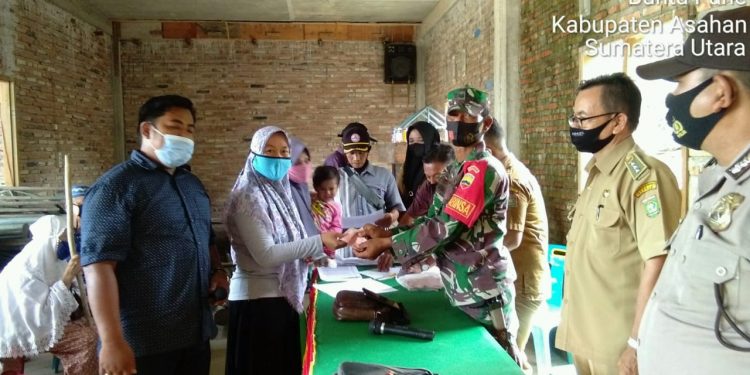 Personel Jajaran Kodim 0208/Asahan Dampingi Pembagian Bantuan Langsung Tunai Personel Jajaran Kodim 0208/Asahan Dampingi Pembagian Bantuan Langsung Tunai
