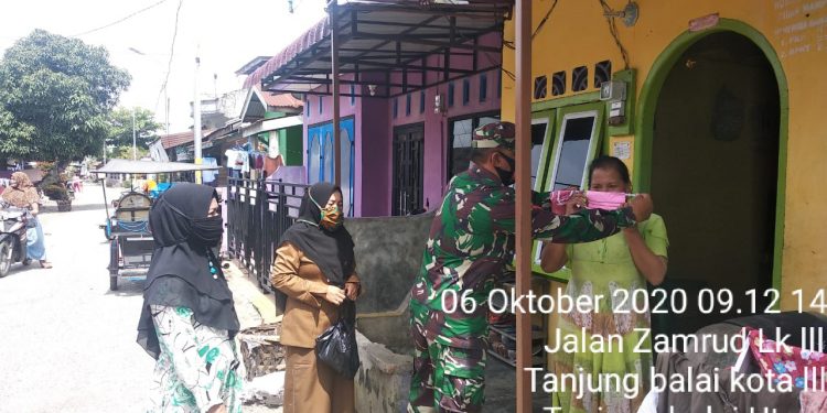 Kodim 0208/Asahan Dan Perangkat Kelurahan Giat Memotivasi Masyarakat Agar Mau Memakai Masker Kodim 0208/Asahan Dan Perangkat Kelurahan Giat Memotivasi Masyarakat Agar Mau Memakai Masker