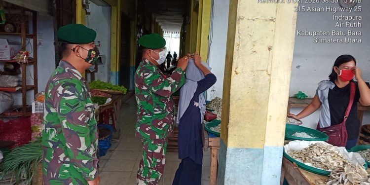 Awasi Berjalannya Prokes Di Pajak Delima Oleh Personel Jajaran Kodim 0208/Asahan Awasi Berjalannya Prokes Di Pajak Delima Oleh Personel Jajaran Kodim 0208/Asahan