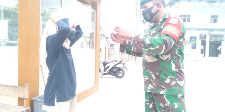 Menghindari Penyebaran Virus Corona, Personel Jajaran Kodim 0208/Asahan Berikan Himbauan Protokol Kesehatan Kepada Warga Menghindari Penyebaran Virus Corona, Personel Jajaran Kodim 0208/Asahan Berikan Himbauan Protokol Kesehatan Kepada Warga