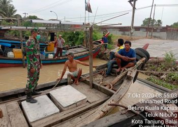 Personel Jajaran Kodim 0208/Asahan Melaksanakan Komsos Dengan Nelayan Tradisional di Teluk Nibung