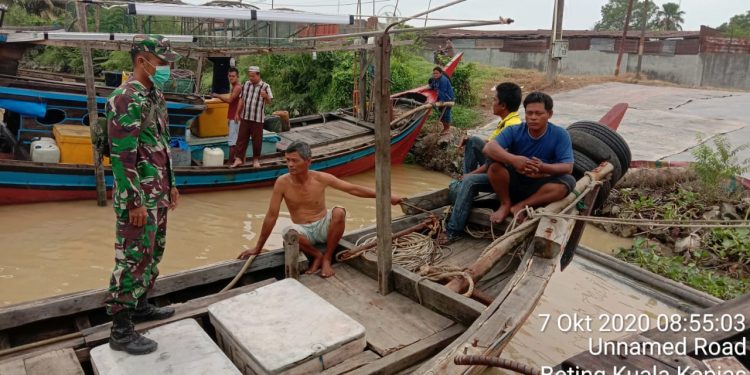 Personel Jajaran Kodim 0208/Asahan Melaksanakan Komsos Dengan Nelayan Tradisional di Teluk Nibung Personel Jajaran Kodim 0208/Asahan Melaksanakan Komsos Dengan Nelayan Tradisional di Teluk Nibung