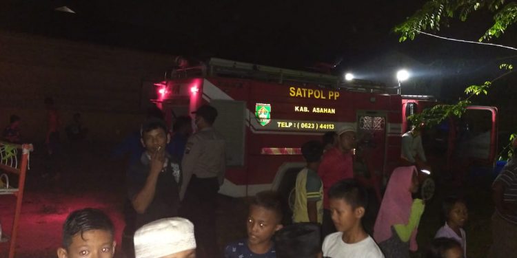 Babinsa Jajaran Kodim 0208/Asahan Melalui Koramil-13/Buntu Pane Bantu Warga Yang Rumahnya Kebakaran Babinsa Jajaran Kodim 0208/Asahan Melalui Koramil-13/Buntu Pane Bantu Warga Yang Rumahnya Kebakaran