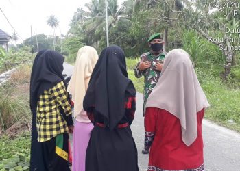 Tunjukkan Rasa Simpati Atas Wabah Covid-19, Personel Babinsa Kodim 0208/Asahan Lakukan Pengawasan Protkes