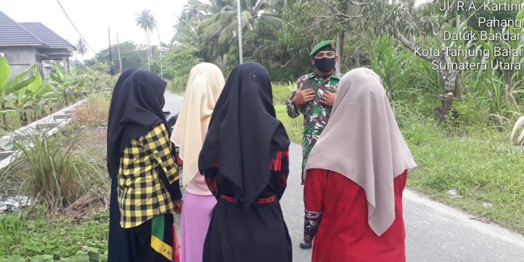 Tunjukkan Rasa Simpati Atas Wabah Covid-19, Personel Babinsa Kodim 0208/Asahan Lakukan Pengawasan Protkes
