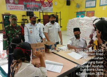 Personel Jajaran Kodim 0208/Asahan Melalui Koramil 08/PB Dampingi Perangkat Desa Bagikan Sembako Kepada Warga Terdampak Covid-19