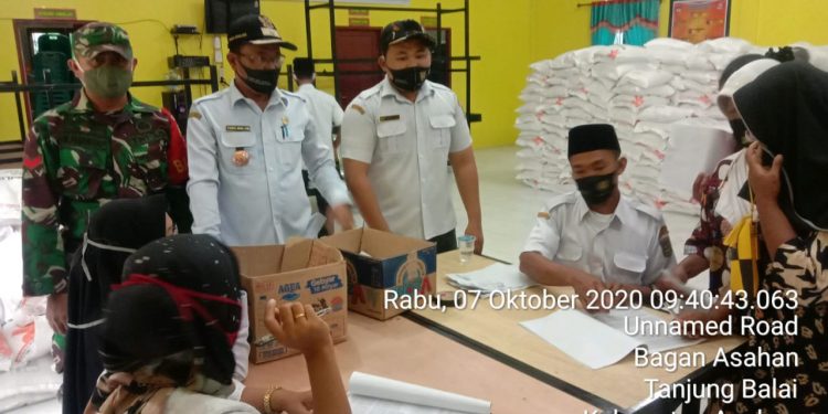 Personel Jajaran Kodim 0208/Asahan Melalui Koramil 08/PB Dampingi Perangkat Desa Bagikan Sembako Kepada Warga Terdampak Covid-19 Personel Jajaran Kodim 0208/Asahan Melalui Koramil 08/PB Dampingi Perangkat Desa Bagikan Sembako Kepada Warga Terdampak Covid-19