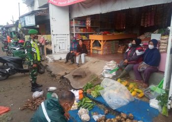 Personel Babinsa Kodim 0207/Simalungun Lakukan Sosialisasi Pakai Masker Kepada Warga