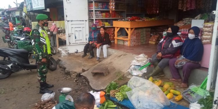 Personel Babinsa Kodim 0207/Simalungun Lakukan Sosialisasi Pakai Masker Kepada Warga