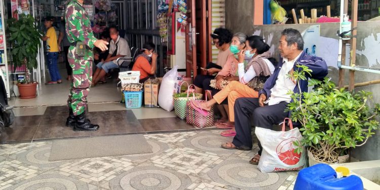 Tingkatkan Kesadaran Warganya Akan Patuhi Covid, Personel Babinsa Kodim 0207/Simalungun Ini Yang Dilakukan Tingkatkan Kesadaran Warganya Akan Patuhi Covid, Personel Babinsa Kodim 0207/Simalungun Ini Yang Dilakukan