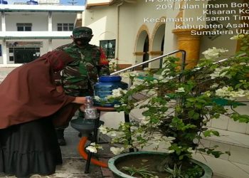 Berikan Himbauan Protokol Kesehatan Bagi Jamaah Yang Mau Laksanakan Sholat Oleh Personel Jajaran Kodim 0208/Asahan