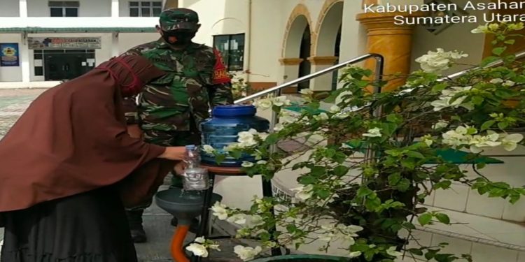 Berikan Himbauan Protokol Kesehatan Bagi Jamaah Yang Mau Laksanakan Sholat Oleh Personel Jajaran Kodim 0208/Asahan