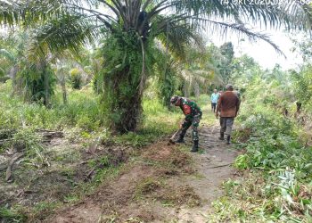 Personel Jajaran Kodim 0208/Asahan Melaksanakan Gotong-Royong Pembersihan Dan Meratakan Badan Jalan Bersama Masyarakat