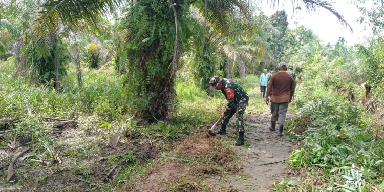 Personel Jajaran Kodim 0208/Asahan Melaksanakan Gotong-Royong Pembersihan Dan Meratakan Badan Jalan Bersama Masyarakat