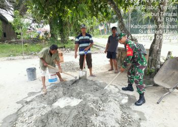 Bangun Keharmonisan, Personel Jajaran Kodim 0208/Asahan Bantu Warga Mengecor Jembatan