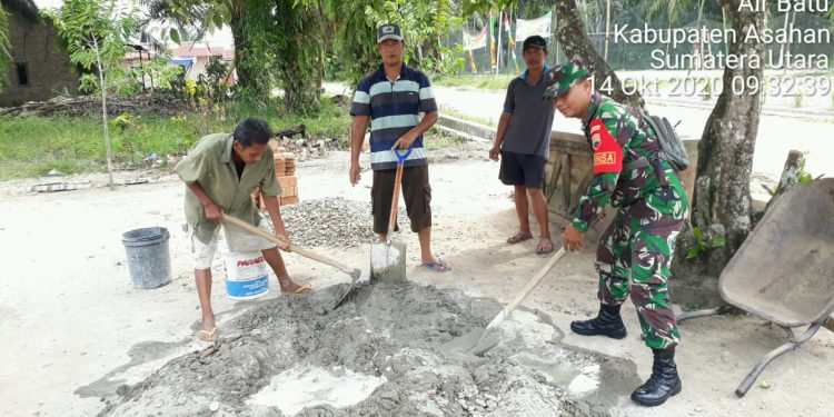 Bangun Keharmonisan, Personel Jajaran Kodim 0208/Asahan Bantu Warga Mengecor Jembatan Bangun Keharmonisan, Personel Jajaran Kodim 0208/Asahan Bantu Warga Mengecor Jembatan
