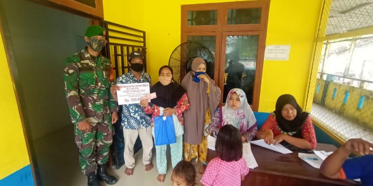 Personel Jajaran Kodim 0208/Asahan Dampingi Perangkat Desa Pembagian BLT-DD Diwilayah Binaan Personel Jajaran Kodim 0208/Asahan Dampingi Perangkat Desa Pembagian BLT-DD Diwilayah Binaan