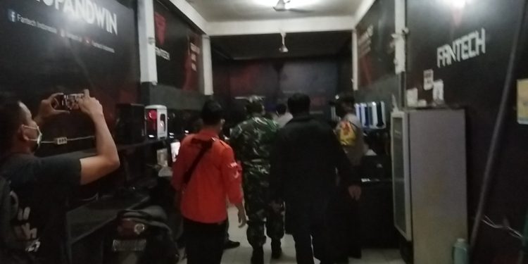 Pengawasan Protokol Kesehatan Covid-19 Oleh Gabungan Bersama Personel Jajaran Kodim 0208/Asahan Pengawasan Protokol Kesehatan Covid-19 Oleh Gabungan Bersama Personel Jajaran Kodim 0208/Asahan