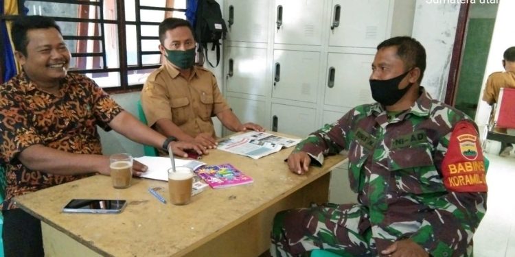 Babinsa Jajaran Kodim 0208/Asahan Ajak Aparat Desa Bekerjasama Agar Selalu Terapkan Protkes Babinsa Jajaran Kodim 0208/Asahan Ajak Aparat Desa Bekerjasama Agar Selalu Terapkan Protkes