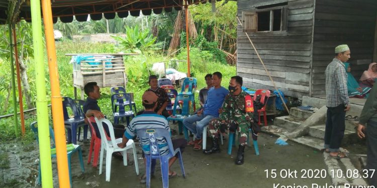 Personel Kodim 0208/Asahan Lakukan Komsos Dengan Ibu Ida Yang Anaknya Tenggelam