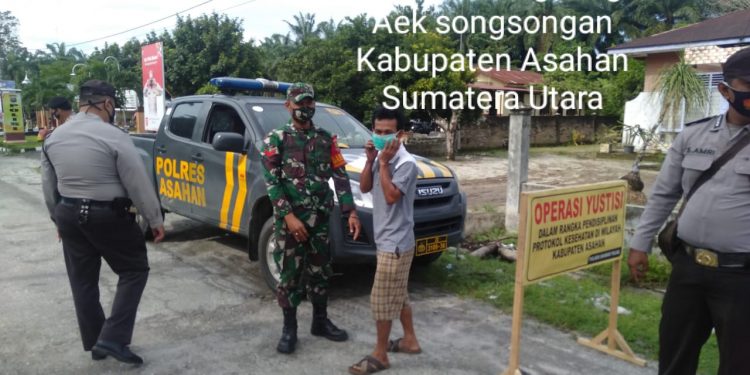 Pantau Warga Yang Melintas Personel Kodim 0208/Asahan Himbau Patuhi Protokol Kesehatan Anjuran Pemerintah