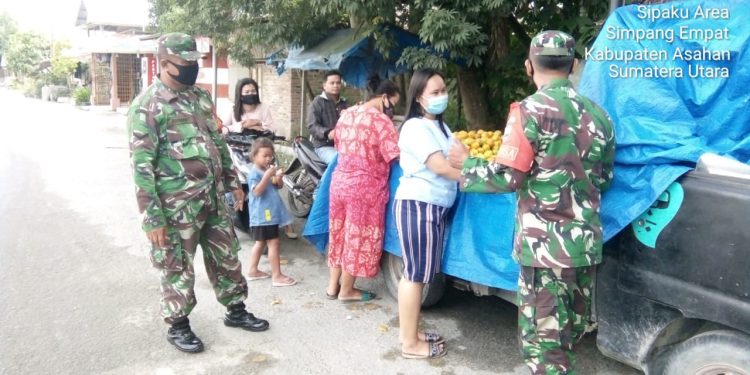 Personel Kodim 0208/Asahan Himbau Dan Ajak Masyarakat Selalu Pakai Masker Di Luar Rumah