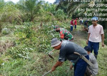 Personel Jajaran Kodim 0208/Asahan Monitor Pembagian BLT Tahap lV di Lima Puluh