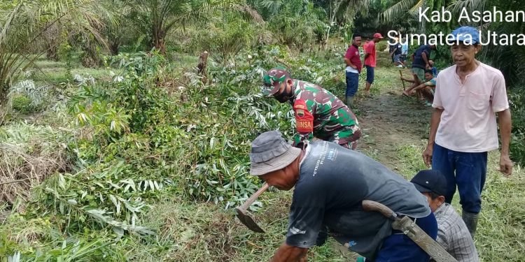 Personel Jajaran Kodim 0208/Asahan Monitor Pembagian BLT Tahap lV di Lima Puluh