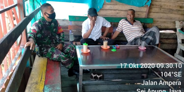 Tokoh Masyarakat Menjadi Sasaran Babinsa Koramil 08/PB Kodim 0208/Asahan Dalam Sebarkan Protkes