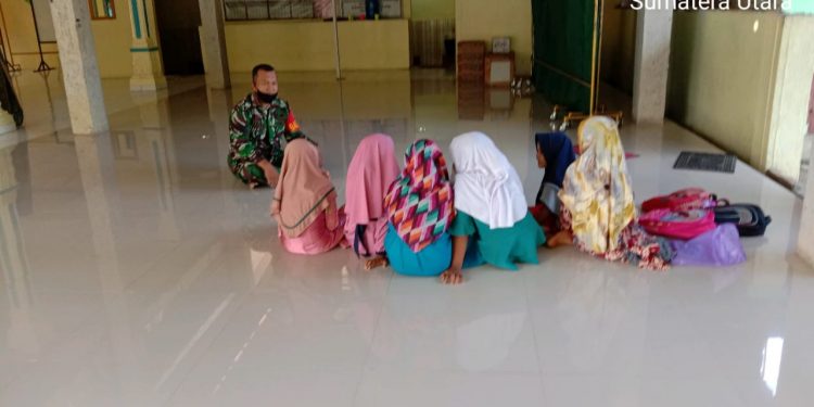 Perdalam Ketuhanan, Personel Jajaran Kodim 0208/Asahan Semangat Mengajar Ngaji Kepada Anak-Anak