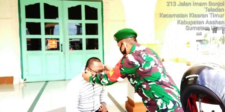 Hindari Jemaat Dari Papar Covid-19, Personel Jajaran Kodim 0208/Asahan Langsung Sebarkan Protkes