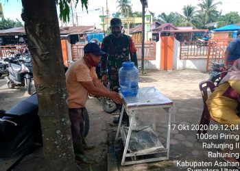 Himbau Warga Yang Sedang Mengambil Bansos Agar Tetap Terapkan Protkes Oleh Personel Jajaran Kodim 0208/Asahan