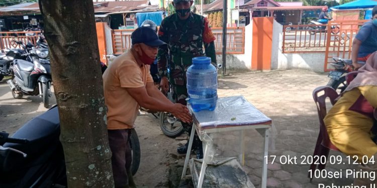 Himbau Warga Yang Sedang Mengambil Bansos Agar Tetap Terapkan Protkes Oleh Personel Jajaran Kodim 0208/Asahan