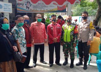 Personel Jajaran Kodim 0207/Simalungun Dampingi dan Kawal Penyaluran Bansos JPS di Kelurahan Karo
