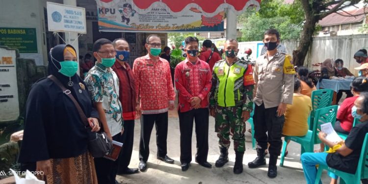 Personel Jajaran Kodim 0207/Simalungun Dampingi dan Kawal Penyaluran Bansos JPS di Kelurahan Karo