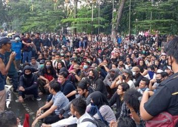 Personel Kodim 0207/Simalungun Monitoring dan Memantau Demo di Kantor DPRD Pematangsiantar