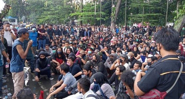 Personel Kodim 0207/Simalungun Monitoring dan Memantau Demo di Kantor DPRD Pematangsiantar