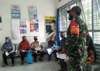 Personel Jajaran Kodim 0207/Simalungun Kawal Dan Awasi Pembagian BLT Di Nagori KarangAnyar