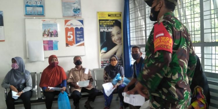 Personel Jajaran Kodim 0207/Simalungun Kawal Dan Awasi Pembagian BLT Di Nagori KarangAnyar