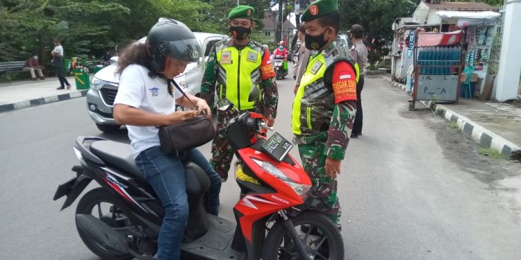 Putus Mata Rantai Covid - 19, TNI/Polri dan Satpol PP Razia Masker Kendaraan