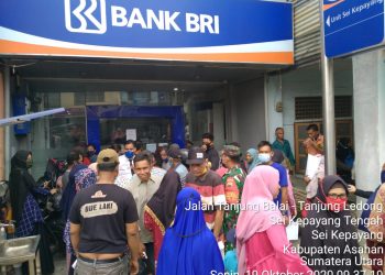 Dalam Rangka Pendisiplinan Protokol Kesehatan, Personel Jajaran Kodim 0208/Asahan Himbau Warga Di Kantor BRI Patuhi Anjuran Pemerintah