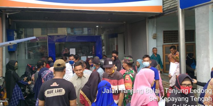 Dalam Rangka Pendisiplinan Protokol Kesehatan, Personel Jajaran Kodim 0208/Asahan Himbau Warga Di Kantor BRI Patuhi Anjuran Pemerintah Dalam Rangka Pendisiplinan Protokol Kesehatan, Personel Jajaran Kodim 0208/Asahan Himbau Warga Di Kantor BRI Patuhi Anjuran Pemerintah