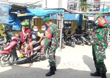 Memberi Arahan Kepada Kadus Oleh Personel Jajaran Kodim 0208/Asahan Agar Ingatkan Warganya Mengenai Protkes