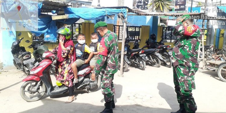 Memberi Arahan Kepada Kadus Oleh Personel Jajaran Kodim 0208/Asahan Agar Ingatkan Warganya Mengenai Protkes