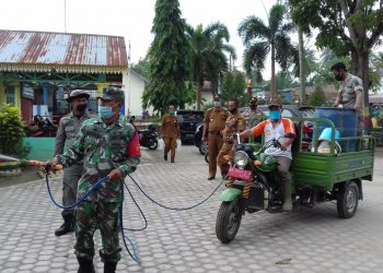Beberapa Elemen Masyarakat Kompak Dengan Personel Jajaran Kodim 0208/Asahan Semprotkan Disinfektan Ke Tempat Fasilitas Umum
